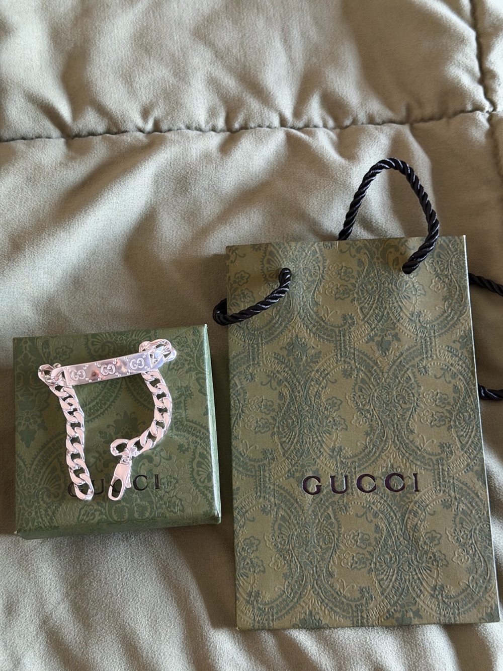 Gucci Silver-Tone Link Bracelet with Engraved Logo Bar